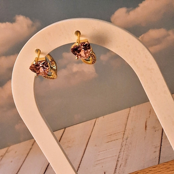 💥 Pretty Bird Sweetheart Huggie Earrings – Gold-Plated with Pink Crystal Charm - Picture 2 of 8